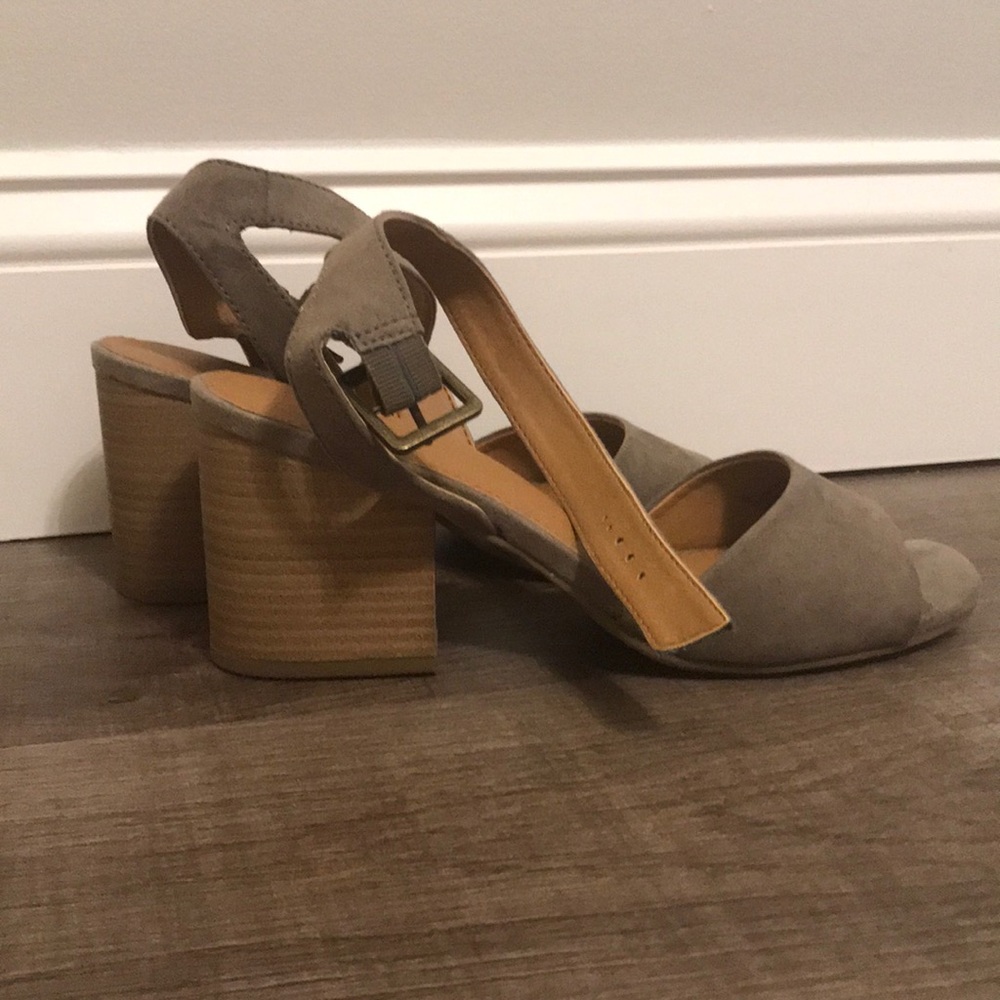Universal Thread tan/gray heels - Picture 2 of 2